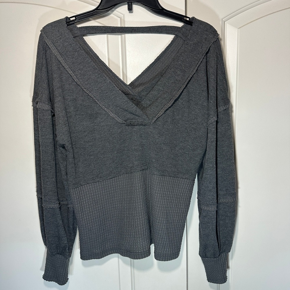 BKE Pieced Waffle Knit Top Womens S Gray Surplice V-Neck Balloon Sleeve Raw Edge - Picture 2 of 5